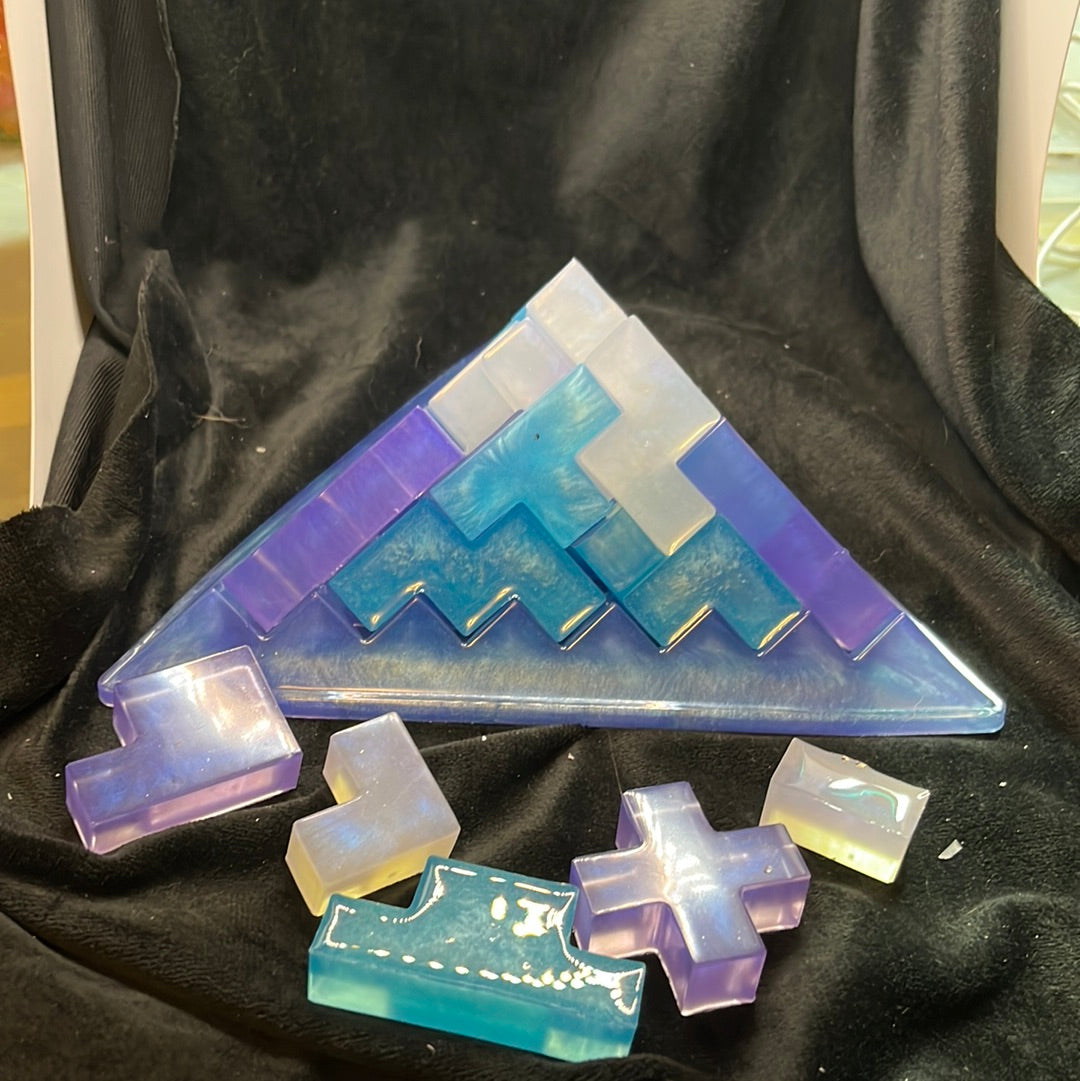 Resin pyramid puzzle