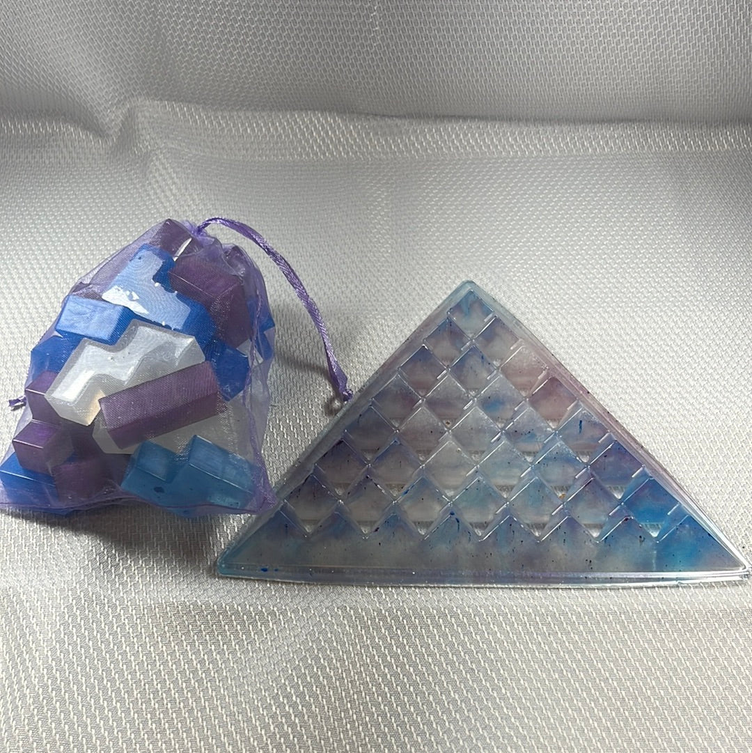 Resin pyramid puzzle