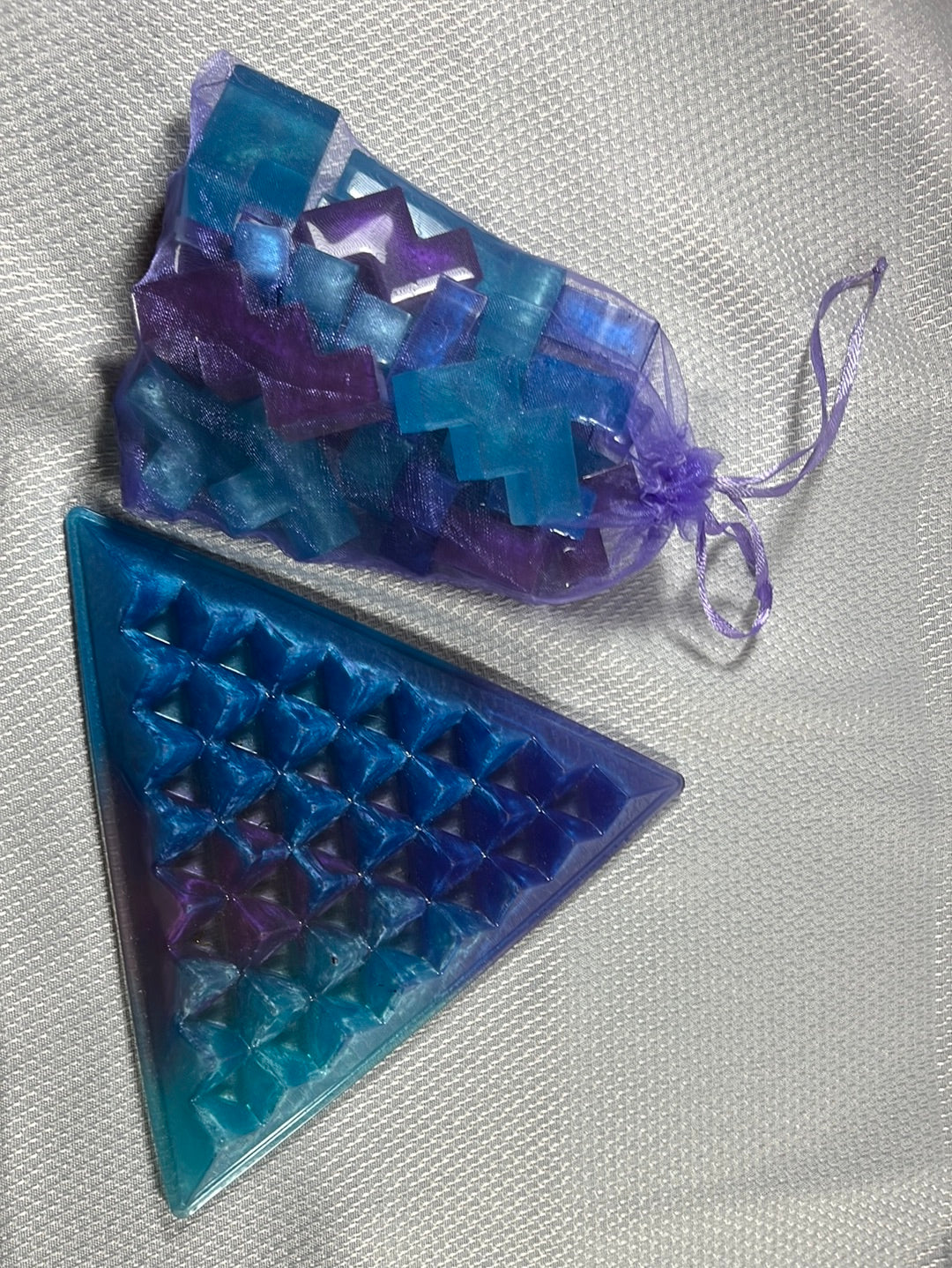 Resin pyramid puzzle