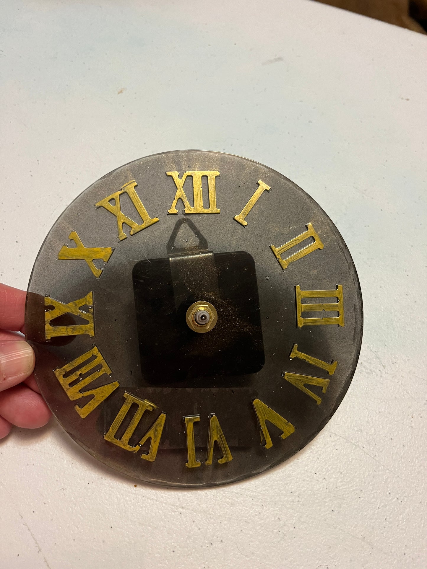 6” round resin clock